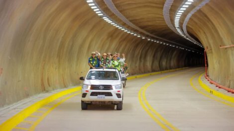 Entrega del túnel Incahuasi en medio de la crisis económica en Bolivia