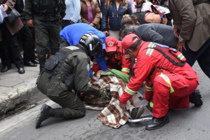Minibús atropella a dos mujeres en pleno centro de La Paz