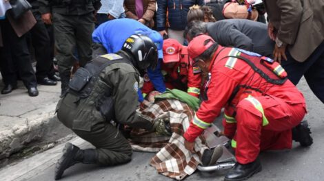 Minibús atropella a dos mujeres en pleno centro de La Paz