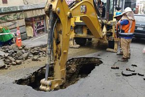 Cierre de la calle Genaro Sanjinés debido a un sifonamiento