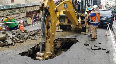 Cierre de la calle Genaro Sanjinés debido a un sifonamiento