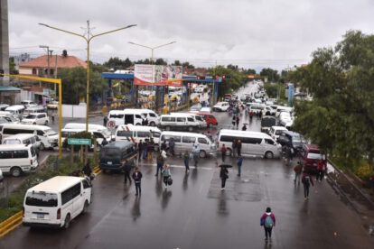 Bloqueos en Quillacollo por aumento de pasajes