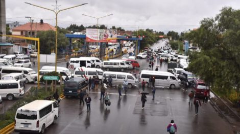 Bloqueos en Quillacollo por aumento de pasajes