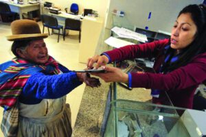 Adultos mayores recibiendo el bono dignidad