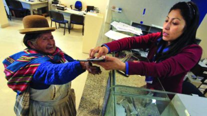 Adultos mayores recibiendo el bono dignidad