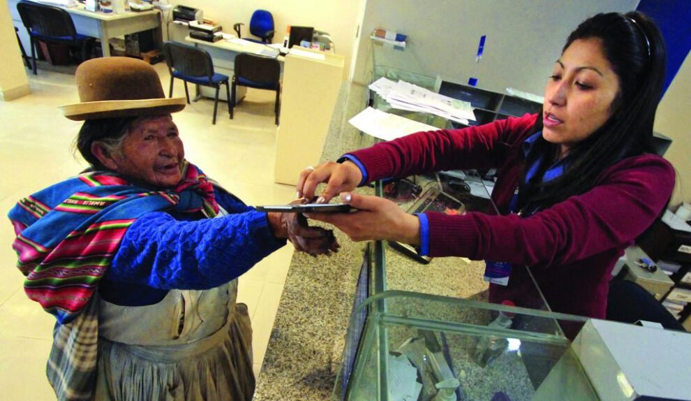 Adultos mayores recibiendo el bono dignidad