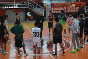 Marcelo Mendieta brinda instrucciones a sus dirigidos en el club Saracho