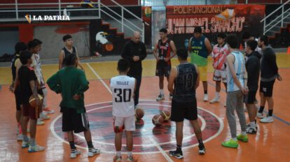 Marcelo Mendieta brinda instrucciones a sus dirigidos en el club Saracho