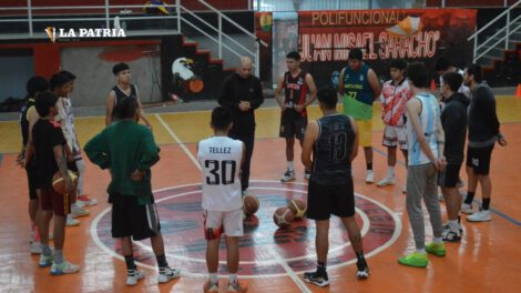 Marcelo Mendieta brinda instrucciones a sus dirigidos en el club Saracho