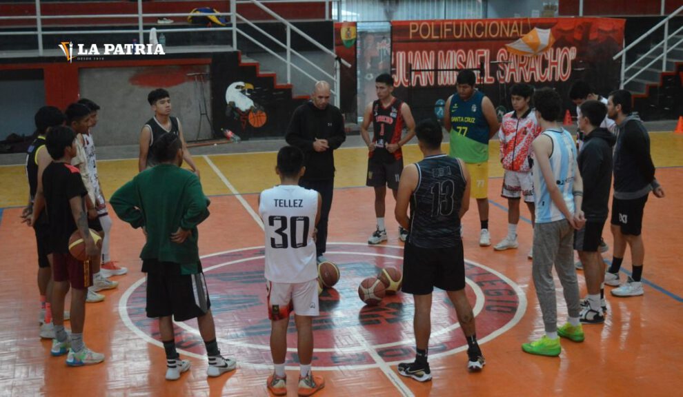 Marcelo Mendieta brinda instrucciones a sus dirigidos en el club Saracho