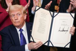 Trump critica programas aéreos tras fatal accidente en Washington D.C.