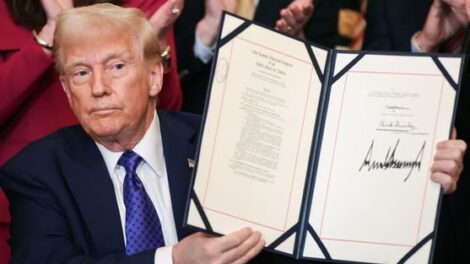 Trump critica programas aéreos tras fatal accidente en Washington D.C.