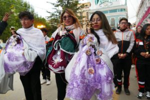 Devotos renuevan su fe en la Peregrinación de Cirios por la Virgen Candelaria
