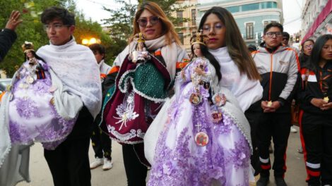 Devotos renuevan su fe en la Peregrinación de Cirios por la Virgen Candelaria