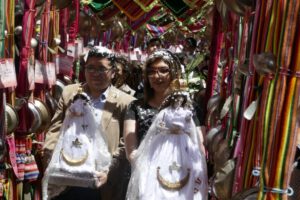 La Virgen de la Candelaria une a miles de fieles en Oruro