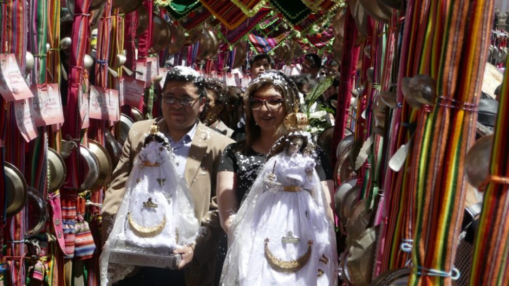 La Virgen de la Candelaria une a miles de fieles en Oruro