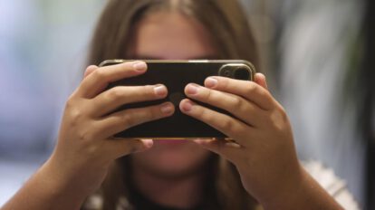 Edad mínima en redes sociales para proteger a niños en Indonesia