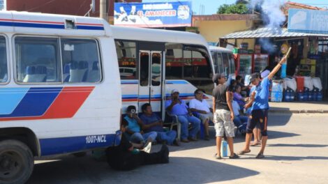 Paro indefinido del transporte en Santa Cruz