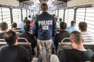 ICE libera inmigrantes por falta de espacio en detención