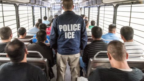 ICE libera inmigrantes por falta de espacio en detención
