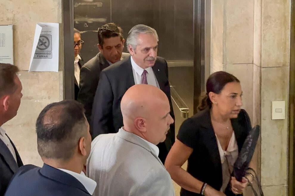 Alberto Fernández se presenta ante la Justicia por violencia a su expareja