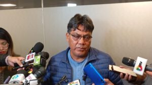 El diputado Héctor Arce en contacto con los medios sobre el litio boliviano