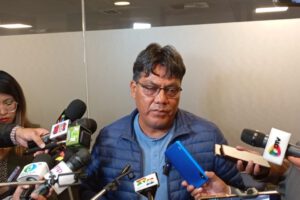 El diputado Héctor Arce en contacto con los medios sobre el litio boliviano