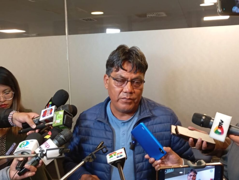 El diputado Héctor Arce en contacto con los medios sobre el litio boliviano