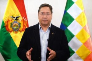 Luis Arce enfrentando agresión durante su visita en Cochabamba