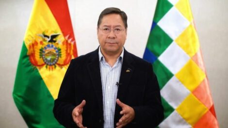 Luis Arce enfrentando agresión durante su visita en Cochabamba