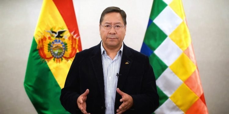 Luis Arce enfrentando agresión durante su visita en Cochabamba