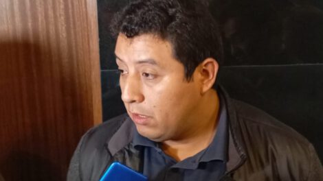 El senador Miguel Rejas en contacto con los medios sobre elecciones judiciales