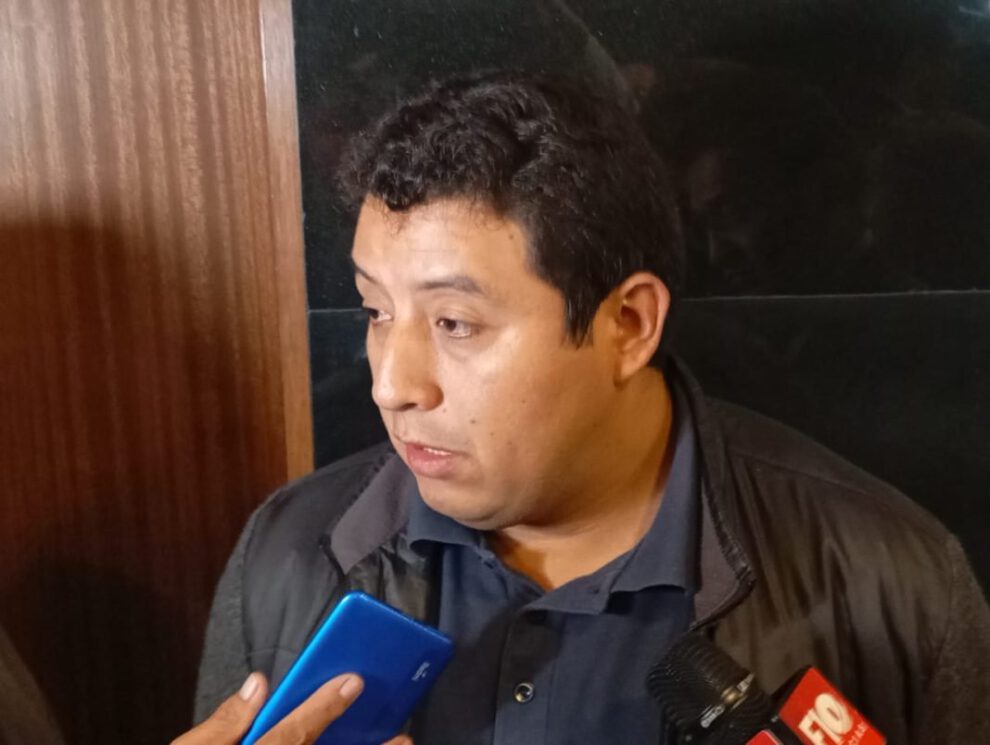 El senador Miguel Rejas en contacto con los medios sobre elecciones judiciales