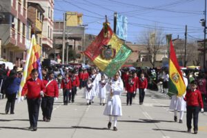 Desfile escolar Oruro en homenaje a la gesta libertaria