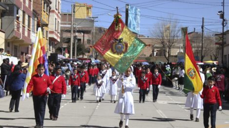 Desfile escolar Oruro en homenaje a la gesta libertaria