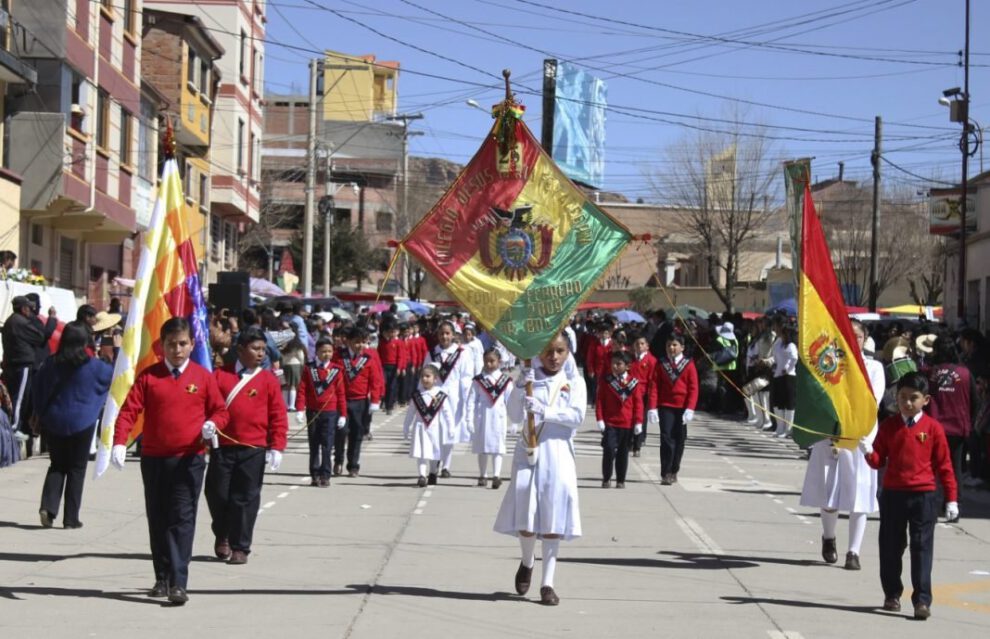 Desfile escolar Oruro en homenaje a la gesta libertaria