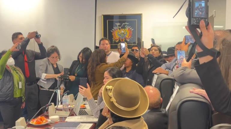 Sesión de comisión sobre contratos de litio