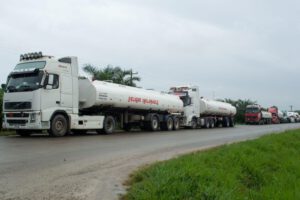 Cisterneros en emergencia exigen aumento del 20% en el flete por importación de combustible
