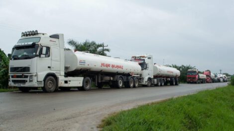 Cisterneros en emergencia exigen aumento del 20% en el flete por importación de combustible