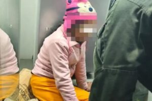 Niña refugio cajero automático en La Paz