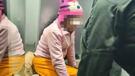 Niña refugio cajero automático en La Paz