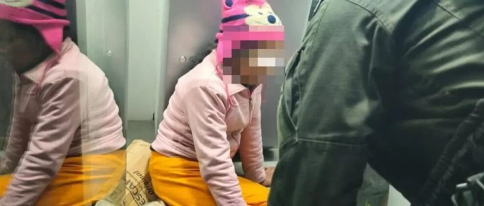 Niña refugio cajero automático en La Paz