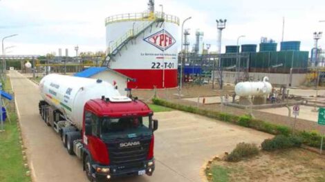 YPFB aprehendidos por distribuir aceite como diésel