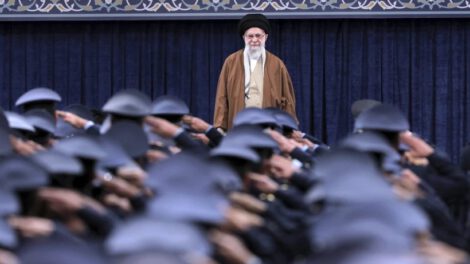 Khamenei critica negociaciones con EE.UU. durante acto en Teherán