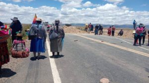 Bloqueo carretera Oruro - Pisiga por pobladores de Saucarí