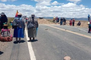 Bloqueo carretera Oruro - Pisiga por pobladores de Saucarí