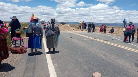 Bloqueo carretera Oruro - Pisiga por pobladores de Saucarí