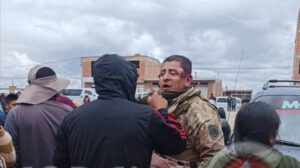 Turba ataca a militares en Patacamaya
