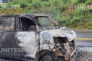 Incendio vehículo embutidos en la ruta Cochabamba-Santa Cruz