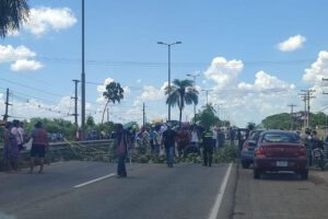 Bloqueo en Warnes por gremialistas en rechazo a la Ley Financiera
